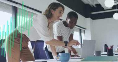 Dizüstü bilgisayarda ayakta duran ve raporları tartışan çeşitli kadın iş arkadaşlarının grafiklerinin animasyonu. Dijital bileşik, çoklu pozlama, iş, planlama, takım çalışması ve teknoloji kavramı.