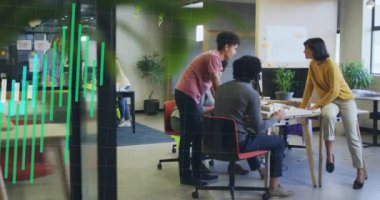 Çoklu grafik animasyonu, ofisteki evlerin 3 boyutlu modelini tartışan çeşitli mimarlar. Dijital bileşik, çoklu pozlama, rapor, iş, planlama ve takım çalışması kavramı.