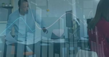 Değişen sayılarla birden fazla grafiğin animasyonu, Afrika kökenli Amerikalı bir adam elinde planla yürüyor. Dijital bileşik, çoklu pozlama, rapor, iş, büyüme ve ofis kavramı.