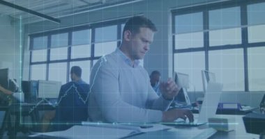 Düşünceli beyaz adamın dizüstü bilgisayardaki raporları analiz edişinin grafiği ve şablonu. Dijital bileşik, çoklu pozlama, iş, büyüme, üç boyutlu ve teknoloji kavramı.