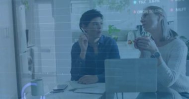 Çoklu grafik animasyonu, ticaret kurulu, beyaz kadın dizüstü bilgisayardaki raporları analiz ediyor. Dijital bileşik, çoklu pozlama, iş, borsa, planlama, takım çalışması ve teknoloji kavramı.