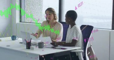 Değişen numaralarla birden fazla grafiğin animasyonu, masadaki çeşitli kadın çalışanlar tartışıyor. Dijital bileşik, çoklu pozlama, rapor, iş, planlama, takım çalışması ve teknoloji kavramı.