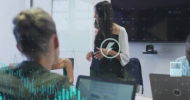 Simgelerin, grafiklerin ve değişen sayıların animasyonu, çeşitli kadınların iş arkadaşlarıyla fikirleri paylaşması. Dijital bileşik, çoklu pozlama, rapor, iş, tartışma, takım çalışması ve teknoloji kavramı.