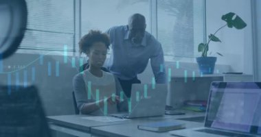 Grafiklerin animasyonu, yükleme çemberleri, alım satım kurulu, masa başında tartışan çeşitli iş arkadaşları. Dijital bileşik, çoklu pozlama, rapor, iş dünyası, borsa, takım çalışması ve teknoloji.