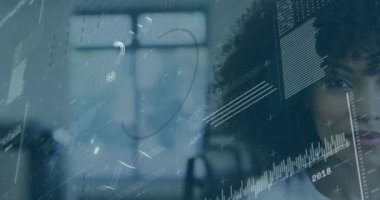 Grafiklerin, dünyanın, dairelerin ve değişen numaraların animasyonu, ofiste duran melez kadın. Dijital bileşim, portre, rapor, iş, büyüme, ilerleme ve küreselleşme kavramı.