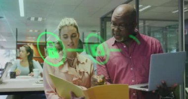 Dizüstü bilgisayarla ilgili raporları tartışan çeşitli iş arkadaşlarının simge akış çizelgelerinin animasyonu. Dijital bileşik, çoklu pozlama, iletişim, fikirler, planlama, takım çalışması ve teknoloji kavramı.