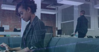 Ofisteki dijital tablette kaydırılan çift ırklı kadın üzerindeki grafik ve ızgara desenlerinin animasyonu. Dijital bileşik, çoklu pozlama, rapor, iş, üç boyutlu ve teknoloji kavramı.