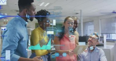 Grafiklerin animasyonu, dairelerin yüklenmesi ve ticaret kurulu, çeşitli iş arkadaşları ofiste fikirleri paylaşıyor. Dijital bileşik, çoklu pozlama, rapor, iş dünyası, borsa, ilerleme ve takım çalışması kavramı.