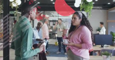 Ofisteki çay molası sırasında fikir paylaşımı yapan çeşitli iş arkadaşlarının bilgi arayüzü animasyonu.