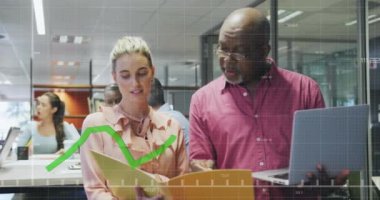 Değişen numaralarla grafiklerin animasyonu, laptopta raporları tartışan çeşitli iş arkadaşları. Dijital bileşik, çoklu pozlama, iş, büyüme, takım çalışması, planlama ve teknoloji kavramı.