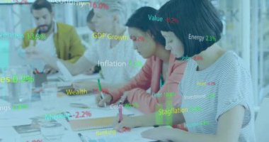 Düşen oklar, mesajlar, grafik ve değişen numaralar, ofiste çalışan çeşitli iş arkadaşları. Dijital bileşik, çoklu pozlama, rapor, iş, kayıp, yön ve soyut kavram.