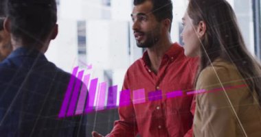 Düşen çubuk grafiğindeki ok animasyonu farklı iş arkadaşlarının ofiste fikirlerini paylaşmaları üzerine. Dijital bileşik, çoklu pozlama, rapor, iş, planlama, tartışma ve takım çalışması kavramı.