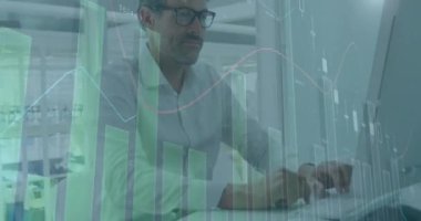 Çoklu grafik animasyonu, değişen numaralar, işi bitirdikten sonra esneme hareketleri. Dijital bileşik, çoklu pozlama, rapor, iş, büyüme ve teknoloji kavramı.