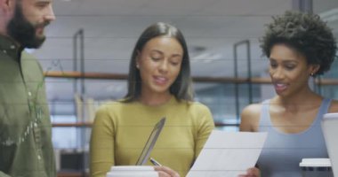 Çoklu grafiklerin animasyonu, ofis raporlarını tartışan çeşitli iş arkadaşlarının numaralarının değişmesi. Dijital bileşik, çoklu pozlama, iş, planlama, takım çalışması ve büyüme kavramı.