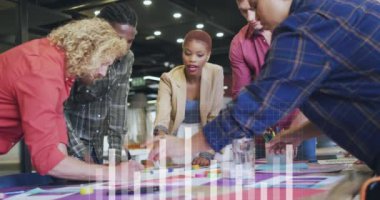 Muhtelif iş arkadaşlarının ofisteki 3D modelle ilgili fikirlerini tartışmaları ve paylaşmaları üzerine grafik animasyonu. Dijital bileşik, çoklu pozlama, rapor, iş, planlama, tartışma ve takım çalışması kavramı.