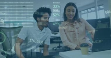 Çeşitli iş arkadaşlarının laptopta raporları tartışması üzerine çok renkli bilgi arayüzü animasyonu. Dijital bileşik, çoklu pozlama, rapor, iş dünyası, küresel, takım çalışması ve teknoloji kavramı.