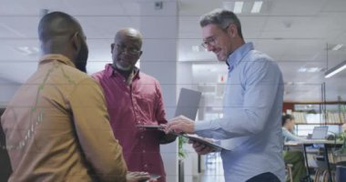 Çoklu grafik animasyonu, değişen numaralar, çeşitli iş arkadaşları ofiste ayakta ve tartışıyorlar. Dijital bileşik, çoklu pozlama, rapor, iş dünyası, takım çalışması, büyüme ve teknoloji kavramı.