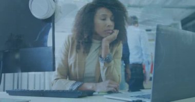 Grafiklerin animasyonu, düşünceli çift ırklı kadının dizüstü bilgisayara bakması. Dijital bileşik, çoklu pozlama, rapor, iş, büyüme, borsa ve teknoloji kavramı.