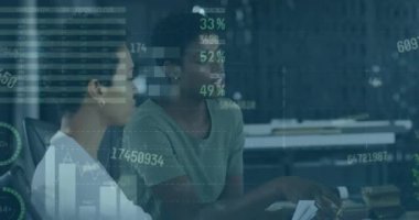 Değişen numaraların animasyonu ve bilgi arayüzü, raporları tartışan çeşitli kadın iş arkadaşları. Dijital bileşik, çoklu pozlama, rapor, iş dünyası, küresel, takım çalışması ve teknoloji kavramı.