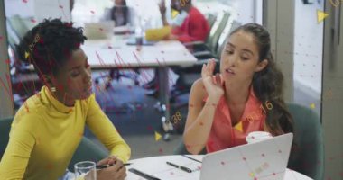 Değişen numaralarla birden fazla grafik animasyonu, farklı kadın çalışanlar raporları tartışıyor. Dijital bileşik, çoklu pozlama, ofis, iş, büyüme, takım çalışması ve teknoloji kavramı.