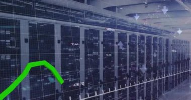 Grafiklerin animasyonu, değişen numara, veri sunucu odasının üzerine bağlı oklar. Dijital bileşik, iletişim, rapor, iş, veri merkezi, ağ, teknoloji ve ağ sunucu kavramı.