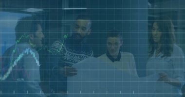 Değişen sayılarla birden fazla grafiğin animasyonu, farklı çalışma arkadaşlarının planı tartışması. Dijital bileşik, çoklu pozlama, rapor, iş, büyüme, takım çalışması, planlama kavramı.