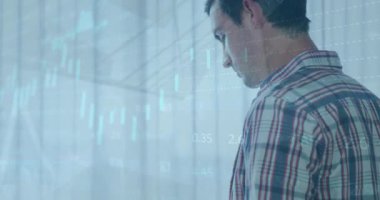 Çoklu grafik animasyonu, alım satım tahtası, yükleme çemberi, cep telefonu kullanan beyaz adam. Dijital bileşik, çoklu pozlama, rapor, iş, ilerleme, borsa ve teknoloji kavramı.