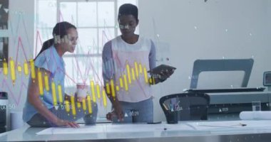 Değişen numaralarla birden fazla grafik animasyonu, çeşitli kadın iş arkadaşları ofiste tartışıyor. Dijital bileşik, çoklu pozlama, iş, planlama, takım çalışması ve teknoloji kavramı.