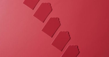 Kırmızı zemin üzerinde kopya alanı olan kırmızı fiyat etiketlerinin videosu. Kara Cuma, siber pazartesi, alışveriş, siber alışveriş, satış, perakende ve nakliye konsepti.