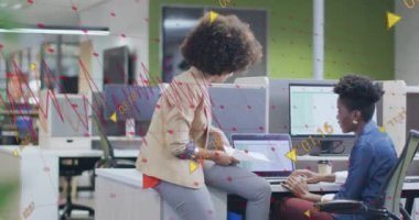 Değişen numaralarla birden fazla grafiğin animasyonu, masadaki çeşitli kadın çalışanlar tartışıyor. Dijital bileşik, çoklu pozlama, rapor, iş, büyüme, planlama, takım çalışması, teknoloji.