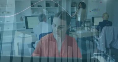 Masaüstünde çalışan beyaz bir kadın için birden fazla grafik ve değişen numaraların animasyonu. Dijital bileşik, çoklu pozlama, rapor, iş, büyüme ve teknoloji kavramı.