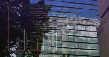 Modern binalar üzerinde gökyüzüne karşı grafiklerin ve bilgisayar dilinin animasyonu. Dijital bileşik, çoklu pozlama, rapor, iş, kodlama, mimari ve teknoloji kavramı.