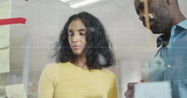 Düşen grafiklerin animasyonu, çeşitli iş arkadaşlarının stratejilerini tartışması ve cam duvara notlar yapıştırması. Dijital bileşik, çoklu pozlama, rapor, iş, kayıp, azaltma, planlama ve takım çalışması.