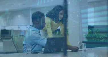 Grafiklerin animasyonu, yükleme çemberleri, alım satım kurulu, masa başında tartışan çeşitli iş arkadaşları. Dijital bileşik, çoklu pozlama, rapor, iş dünyası, borsa, takım çalışması ve teknoloji.