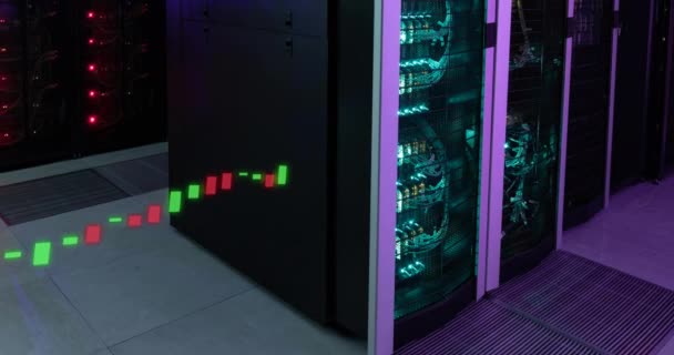 サーバールーム内の照らされたデータサーバーシステム上のバーグラフのアニメーション デジタル複合 レポート ビジネス ネットワークセキュリティ データセンター ネットワーキング テクノロジー ネットワークサーバーのコンセプト — ストック動画