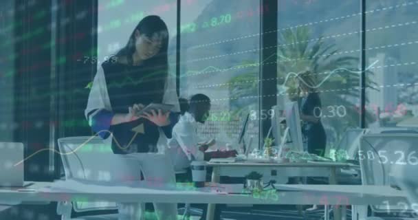 グラフのアニメーション 数字の変更 取引ボード アジア女性の立っているとデジタルタブレットを使用しています デジタル複合 複数の露出 レポート ビジネス 株式市場 テクノロジーコンセプト — ストック動画