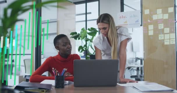 オフィスのデスクトップのレポートを議論する多様な女性の同僚を超えるグラフのアニメーション デジタル複合 複数の露出 ビジネス プランニング チームワーク テクノロジーコンセプト — ストック動画