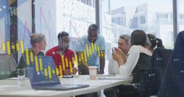 オフィスでアイデアを共有する多様な同僚以上の数字を変更する複数のグラフのアニメーション デジタル複合 複数の露出 レポート ビジネス ディスカッション チームワーク テクノロジー — ストック動画
