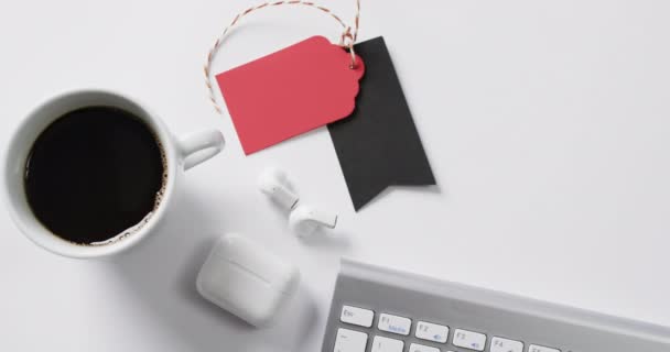 コンピュータ キーボードのビデオ コーヒー イヤホン 白い背景のコピー スペースが付いているギフト ブラックフライデー サイバー月曜日 ショッピング サイバーショッピング — ストック動画