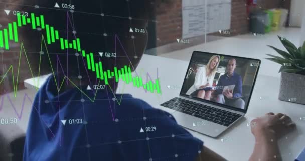 複数のグラフのアニメーションは ビデオ通話で議論する多様な同僚に番号を変更します デジタル複合 複数の露出 レポート ビジネス チームワーク テクノロジーコンセプト — ストック動画