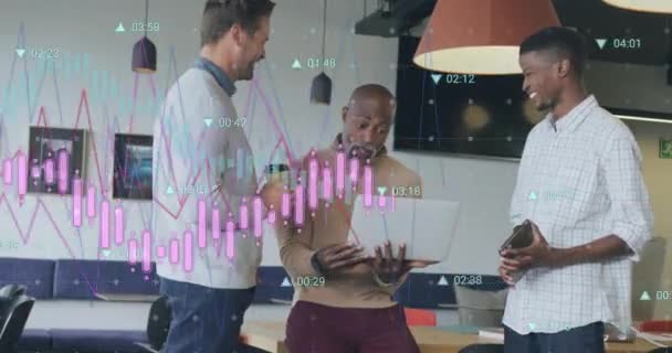 数値を変える複数のグラフのアニメーション オフィスで議論する多様な同僚 デジタル複合 複数の露出 レポート ビジネス チームワーク — ストック動画