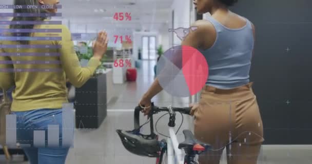 Animering Infografiskt Gränssnitt Olika Kvinna Med Cykel Promenader Och Diskutera — Stockvideo