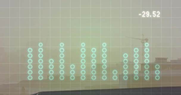 グラフのアニメーション 霧に覆われた建物の上の番号とグリッドパターンの変更 デジタル複合 複数の露出 レポート ビジネス 3次元とアーキテクチャのコンセプト — ストック動画
