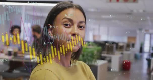 複数のグラフのアニメーションと笑顔の女性の立っている腕の上に数字を変更します デジタル複合 複数の露出 レポート クローズアップ オフィス ビジネスコンセプト — ストック動画