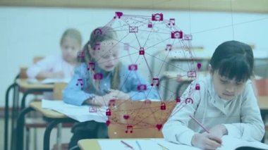 Okulda okurken gülümseyen melez bir kızın portresi üzerine dijital simgelerin dünyanın animasyonu. Okul, eğitim ve teknoloji kavramı