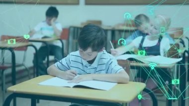 Okulda okuyan beyaz bir çocuğa karşı dijital simgelerin küre animasyonu. Okul, eğitim ve teknoloji kavramı