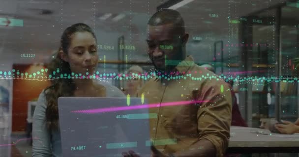 オフィスでラップトップ上で議論する多様な男女を超えた金融データ処理のアニメーション グローバルファイナンスとビジネステクノロジーコンセプト — ストック動画