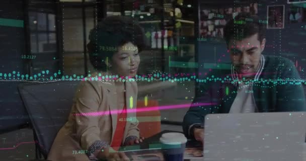 オフィスでラップトップ上で議論する多様な男女を超えた金融データ処理のアニメーション グローバルファイナンスとビジネステクノロジーコンセプト — ストック動画