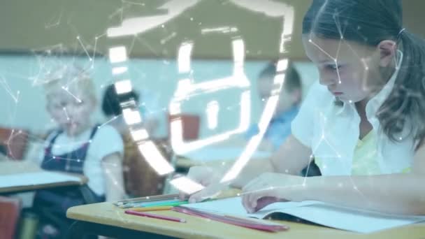 针对在学校课堂上学习的女孩的安全锁和盾牌图标的动画 教育和网络安全技术概念 — 图库视频影像