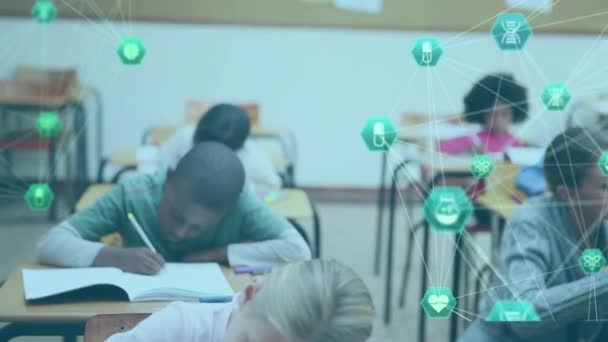 Animering Glober Medicinska Ikoner Mot Olika Studenter Som Studerar Klassen — Stockvideo